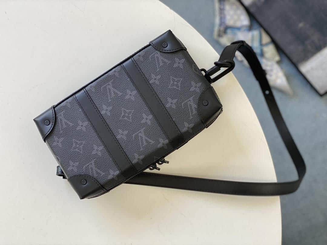 M45671, LOUIS VUITTON Trunk - LOUIS VUITTON Trunk 承襲品牌硬箱設計拉鍊開合經典老花塗層帆布拼牛皮革飾邊 盒子包單肩斜挎錢包 中包 男款 黑色 M45671