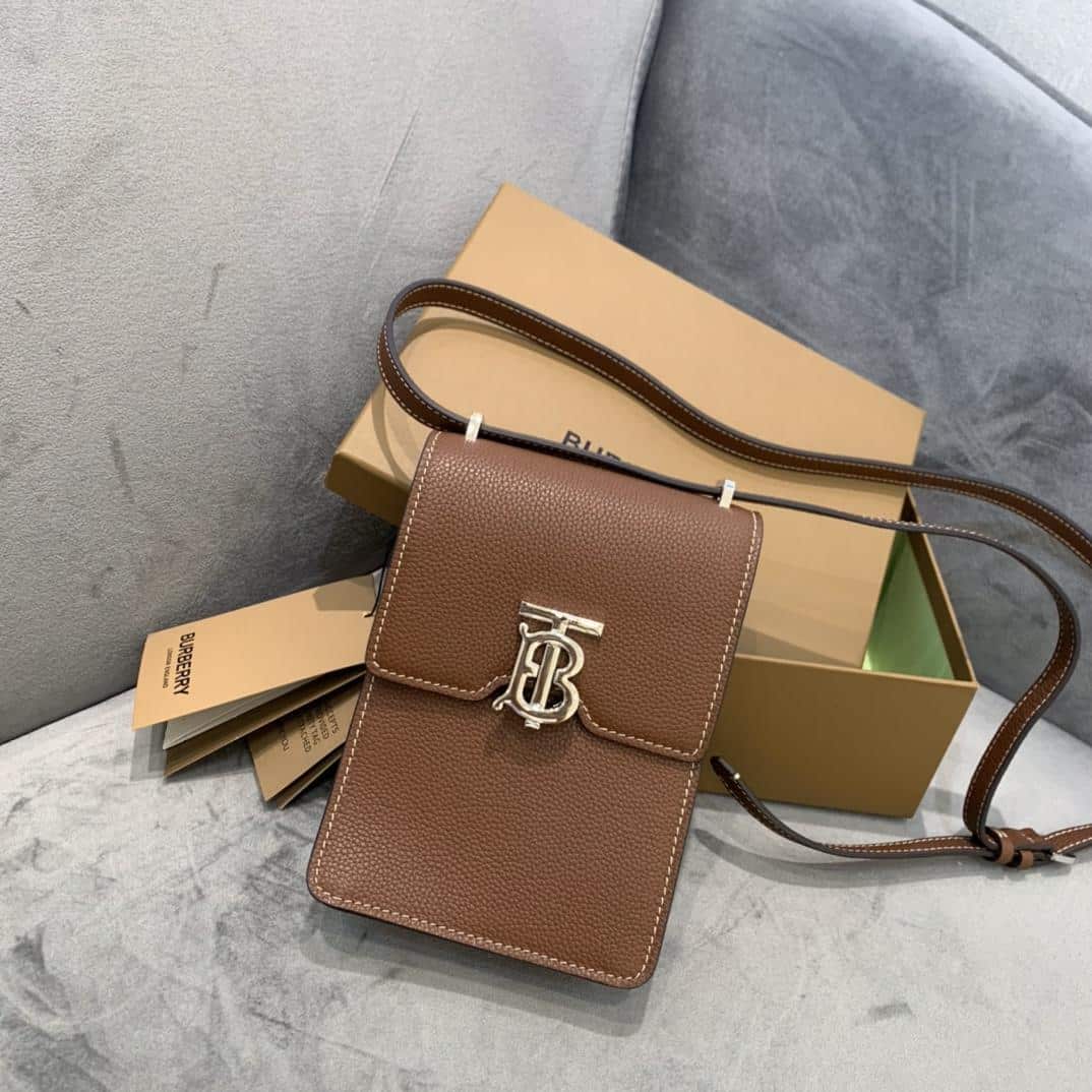 Burberr Robin, 80328961 - Burberry 博柏利 Robin 洛賓包 TB標識粒紋皮革調節肩帶 單肩斜挎包手機包 男女同款 棕色 80328961 （13.5 x 4.5 x 19）