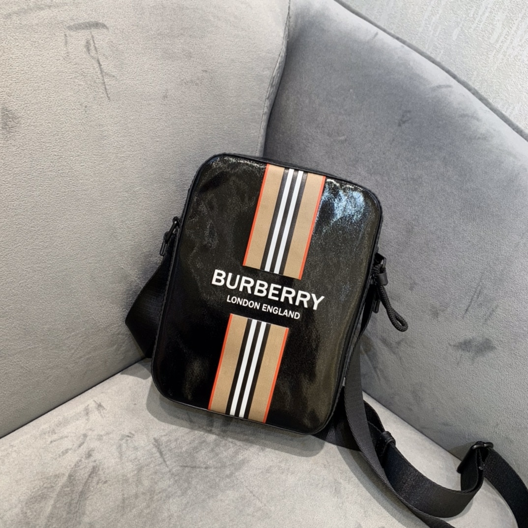 Burberry, Burberrv - Burberry博柏利徽標拼標誌性條紋塗層帆布斜挎包單肩包男款 黑色