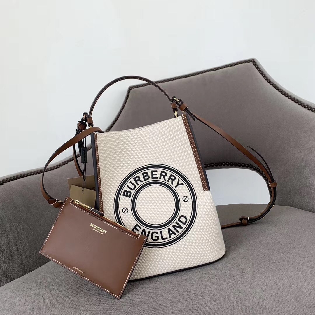 Burberry - Burberry 博柏利 Peggy佩格水桶包 徽标印花圖案棉質帆布 手提包單肩包斜挎包小號 女款自然色棕褐色