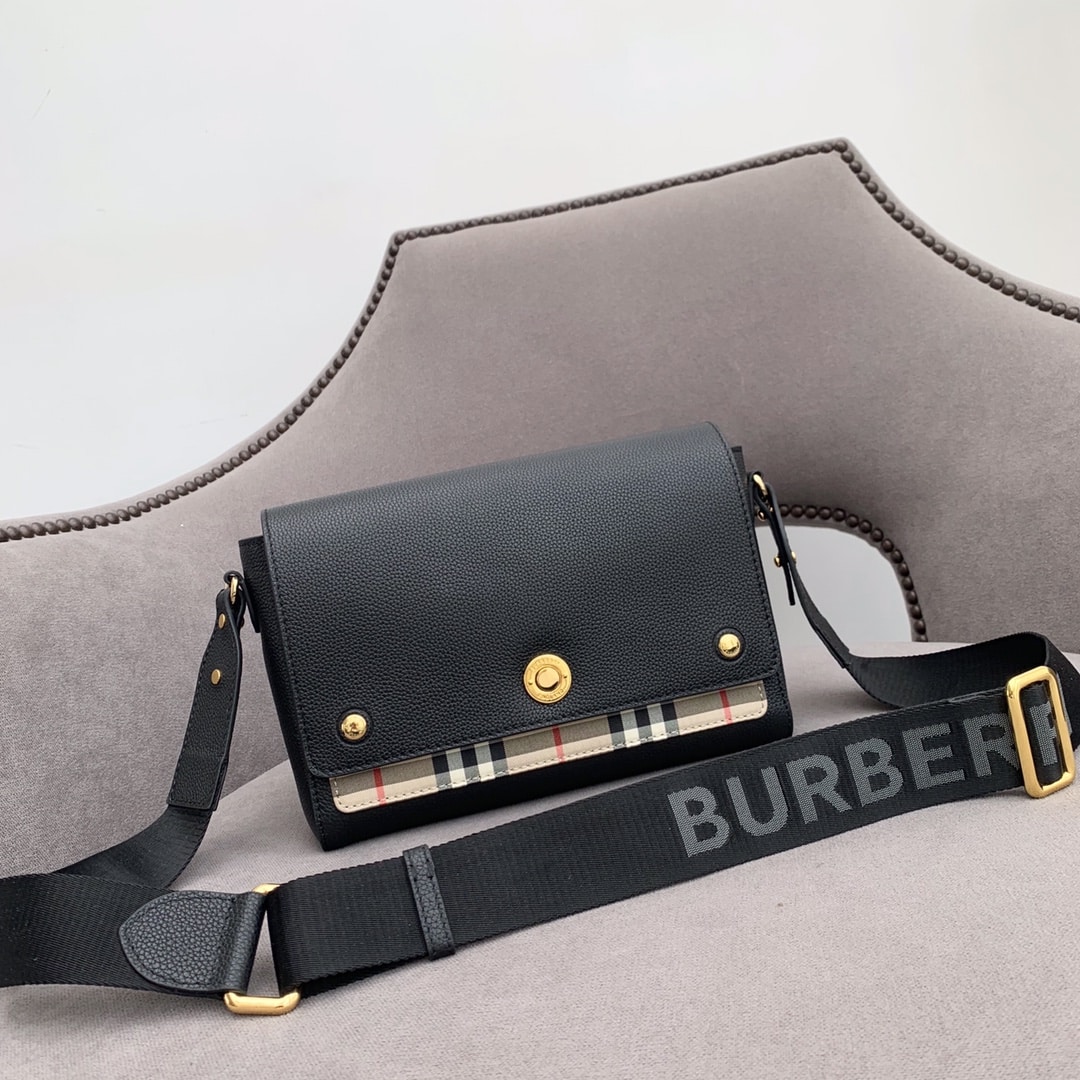 Burberry - Burberry 博柏利 Note系列 郵差包 Vintage復古風格紋拼皮革 時尚字母LOGO寬肩帶可調節肩帶 單肩斜挎包 男女同款 黑色