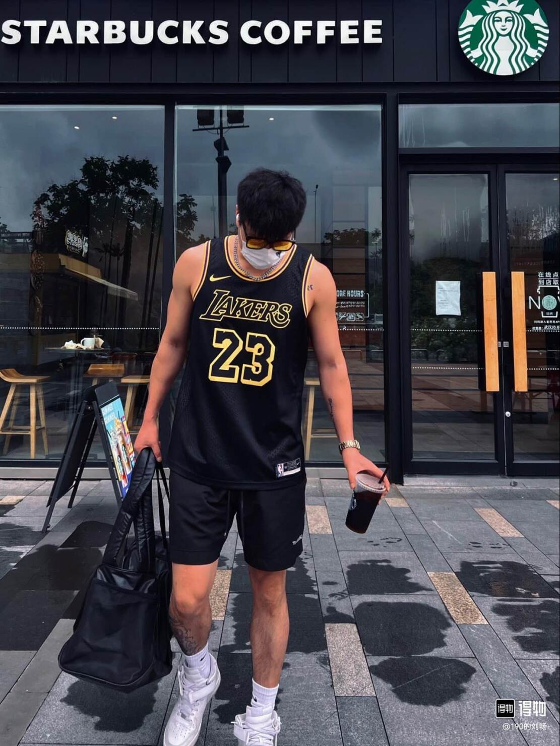 短褲 - 頂級刺繡版本 模特上身圖 Nike NBA 運動籃球背心 SW球迷版 黑曼巴蛇紋 洛