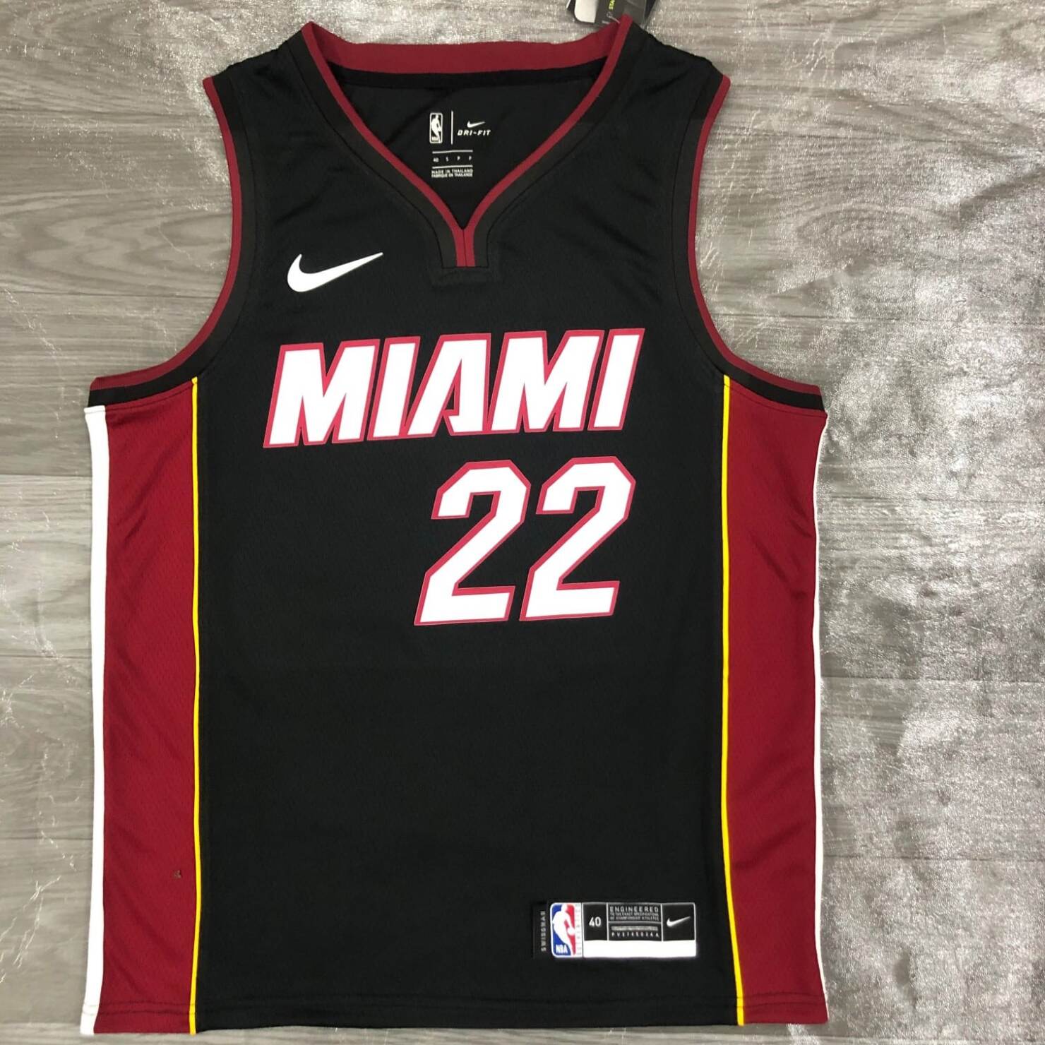 短褲 - 頂級刺繡版本 平鋪實拍圖 Nike聯名NBA 熱火隊2223賽季巴特勒22號限定球