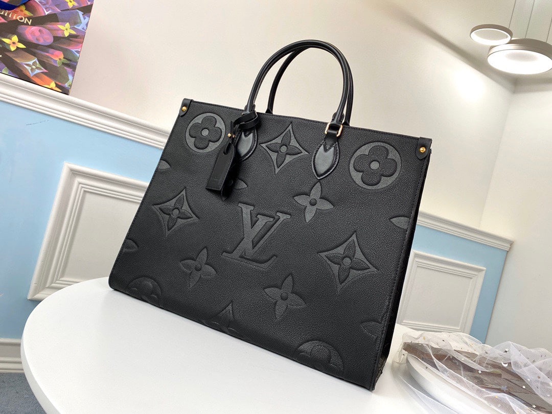 LOUIS VUITTON ONTHEGO - LOUIS VUITTON ONTHEGO 方形結構老花壓紋靈活手柄粒面牛皮 單肩斜挎手提包 中號 女款 黑色