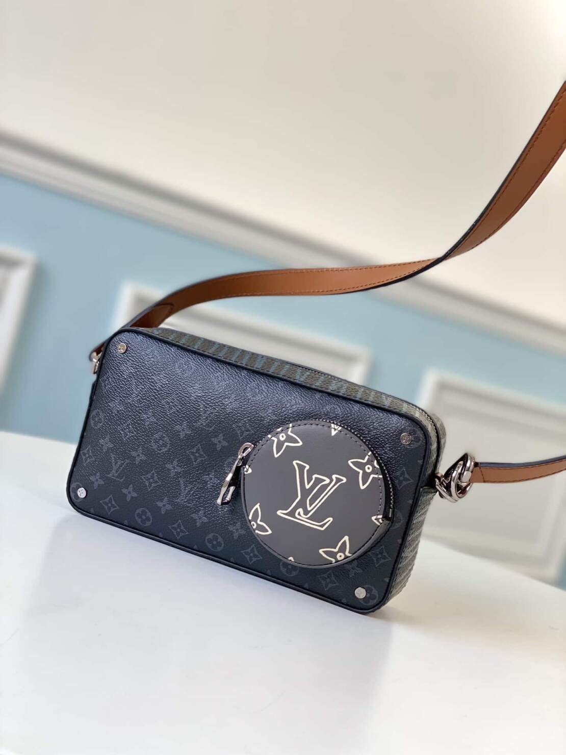 LOUIS VUITTON Volga On Strap - LOUIS VUITTON Volga On Strap 經典老花 塗層帆布拼牛皮拼貼 潮趣時尚帥氣輕便 單肩包男款黑色