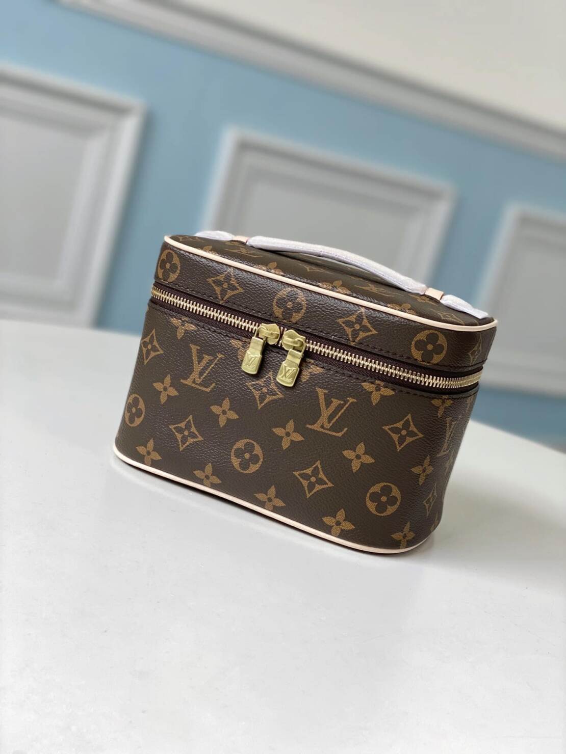 LOUISVUITTON Nice - LOUIS VUITTON Nice 精巧身形LV銘紋金屬拉鍊頭塗層帆布拼牛皮革飾邊 化妝包手提包 迷你 女款 棕色