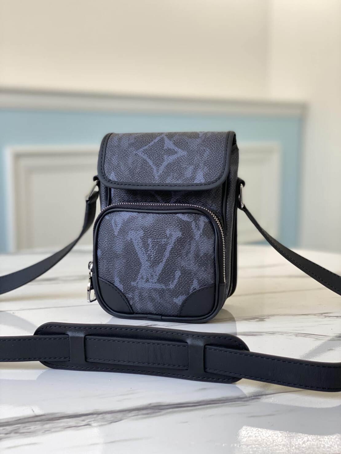 LOUIS VUITTON - LOUIS VUITTON 滿印老花塗層帆布配生皮飾邊郵差包單肩斜挎包男款 藍色