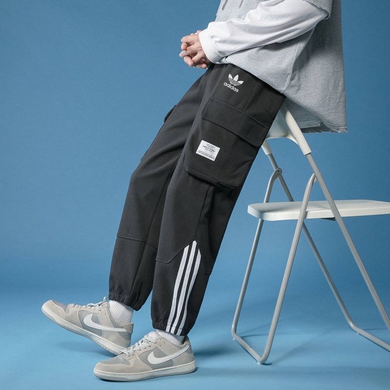 - 💰70
FY109#
⚠️品控款✨ Adidas/阿迪达斯  三叶草23ss新品  工装多口袋三条杠束脚卫裤✨
  ⭐采用 cvc全棉健康布面料柔软有质感超舒适   弹力腰身 松紧适中  精致走线  裤脚口松紧设计 穿着舒适不紧绷
⭐整体宽松版型  舒适挺括 怎么穿也不变型
各种场景都能轻松应对      
⭐推荐情侣搭配
色：黑色，灰色 
尺码：M L XL XXL 3XL 
M：裤长93臀围114 
L：裤长95臀围116 
XL：裤长97臀围118 
XXL：裤长99臀围122 
3XL：裤长101臀围126 
手工测量存在1-3cm误差属于正常范围）