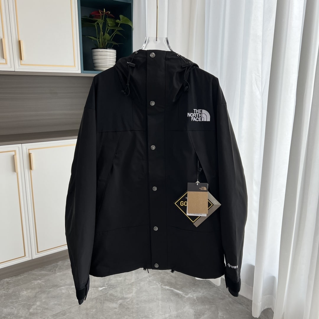 - 💰290
顶级版本
TNF北面1990冲锋衣
𝗧𝗵𝗲 𝗡𝗼𝗿𝘁𝗵 𝗙𝗮𝗰𝗲 𝟭𝟵𝟵𝟬 𝗚𝗼𝗿𝗲-𝗧𝗲𝘅

产品配色：黑色 灰白色 卡其色 裸粉色 紫色 墨绿色 藏青色 芥末绿 天蓝色
尺码：XS S M L XL XXL

产品细节特性：

1、 防水为国际ISO标准90（ISO4）级别达到荷叶水珠滚动效果！

2、 面料：采用2L双层Gore-tex面料，面料表层做超高强度防水，内层覆膜，所以到达三层防水的效果，使成衣具有防水防污透气的出色户外效果。

3、 内里：原厂植绒布，提高贴合度，保暖防寒。区别市面低端版本。 

4、刺绣：进口田岛刺绣机还原ZP。田岛刺绣工整立体，饱满度立体感以及每个字母的神韵特点，一笔一划工工整整立体效果强烈

5、辅料：全衣原厂YKK拉链，可承受10万次拉力磨损，原厂魔术贴。开模定制五金配件，字体清晰立体
 
6、颗纽扣方向全部一致，水洗标二维码与zp一致，可扫！