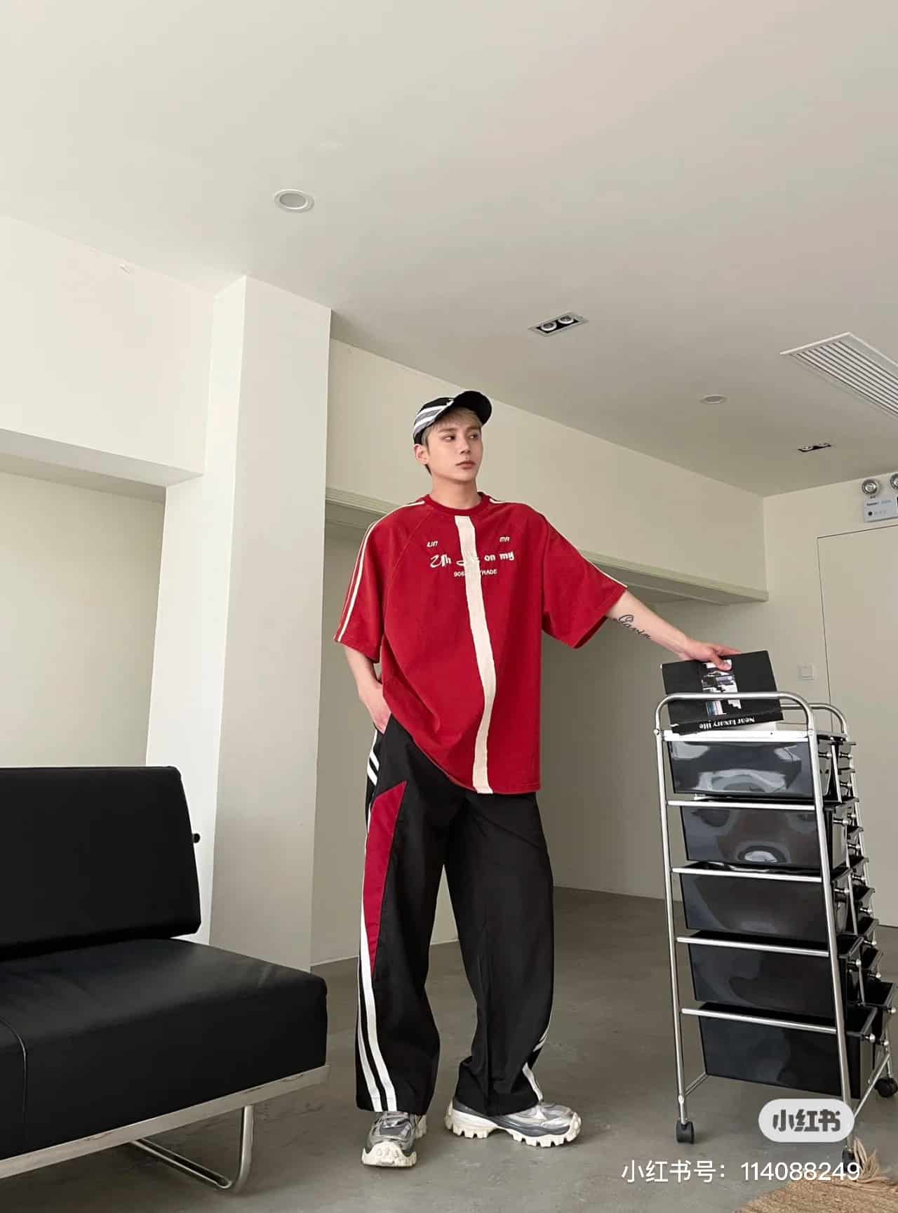 - 💰69
KL#L38 （上身效果图）
巴黎世家BALANCEGA X Adidas阿迪达斯联名复古拼接撞色条纹抽绳长裤