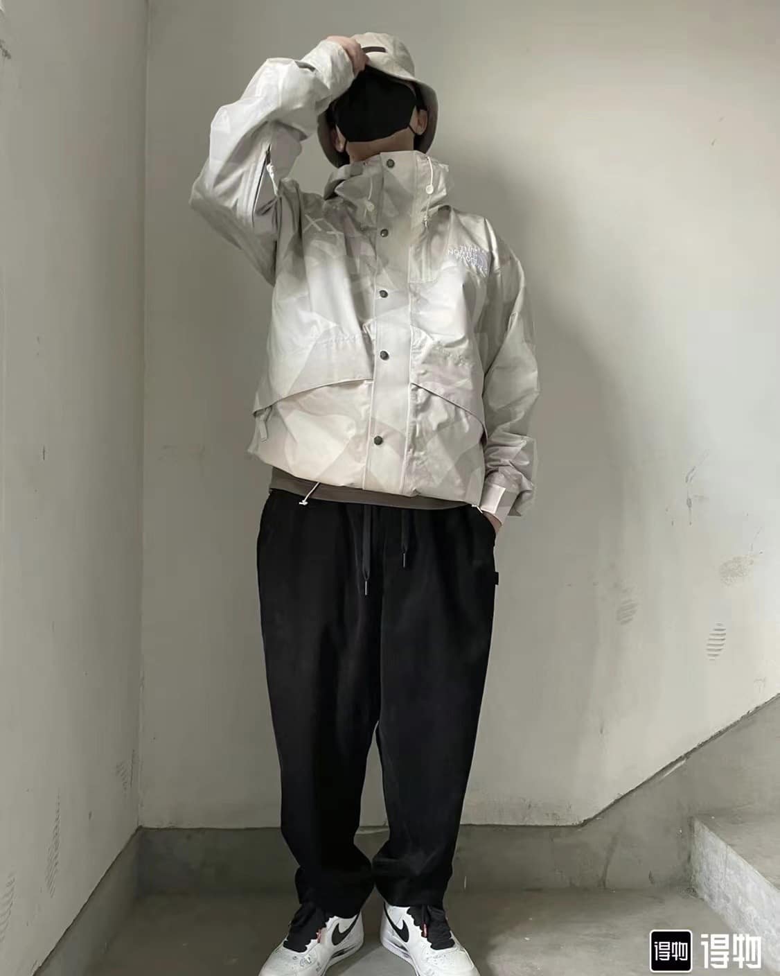 羽絨服 - FG白色聯名咨詢圖 THE NORTH FACE x XX KAWS 聯名款 FW22 戶外拼色硬殼連帽沖