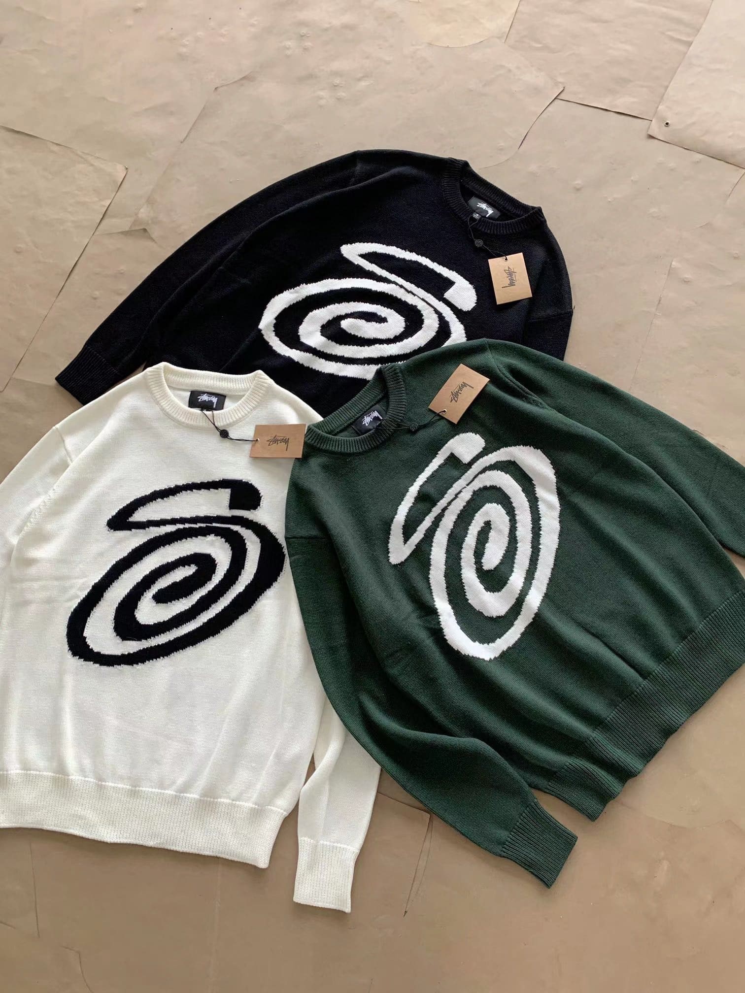 衛衣, 棒球服, 棉服, 夾克 - 款號 喜歡沖浪的Shawn Stussy因自己設計的塗鴉簽名而走紅 同名品牌stussy小眾又有個