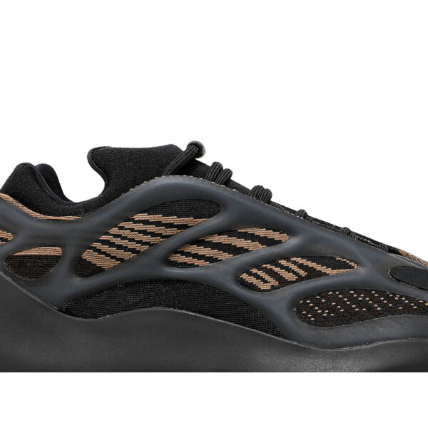 YEEZY 700 V3 “CLAY BROWN” GY0189