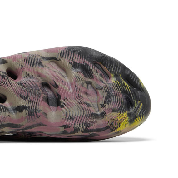 YEEZY FOAM RUNNER “MX CARBON” IG9562