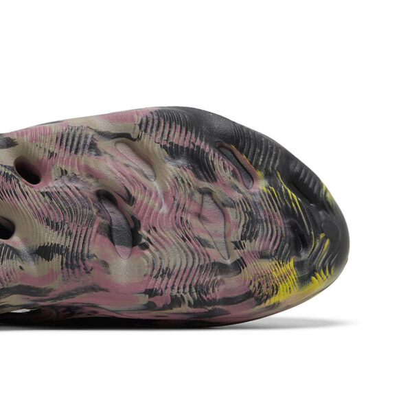 YEEZY FOAM RUNNER “MX CARBON” IG9562