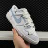 Nike Dunk Low, Nike, Dunk Low, Dunk - Nike Dunk Low SB給予您經典百搭休閒運動的板鞋體驗，增加了厚實的鞋舌填充，提供更高的舒適度和更方便的穿脫。同時，中底部分加入了柔軟舒適的Zoom Air氣墊，有效吸收滑板等極限運動帶來的衝擊力，為街頭運動愛好者提供更好的保護。

品牌：耐克（Nike）
系列：Dunk Low
鞋子類型：板鞋
鞋幫高度：低幫
顏色：請參考貨號
貨號：DZ2710-400
