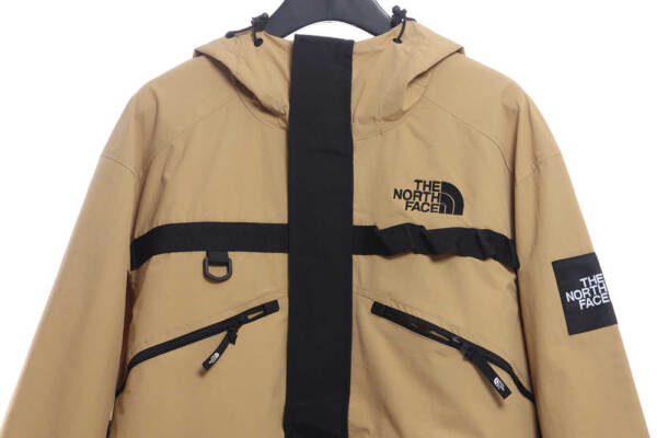 The North Face 多口袋功能性防水连帽夹克 TSK1