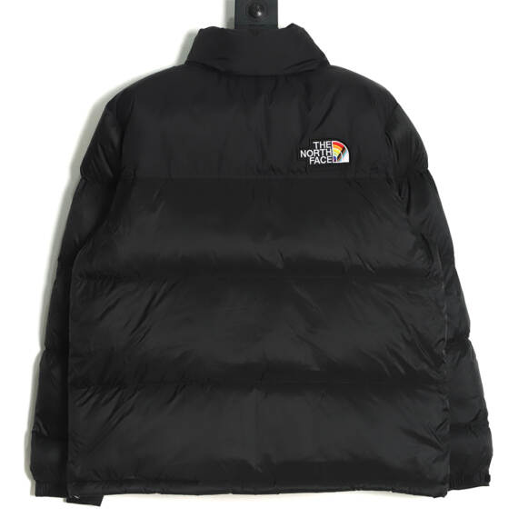 The North Face FW22 1996 复古 Nuptse Pride 夹克 700 Puff 彩虹标志刺绣立领拉链羽絨服 TSK1