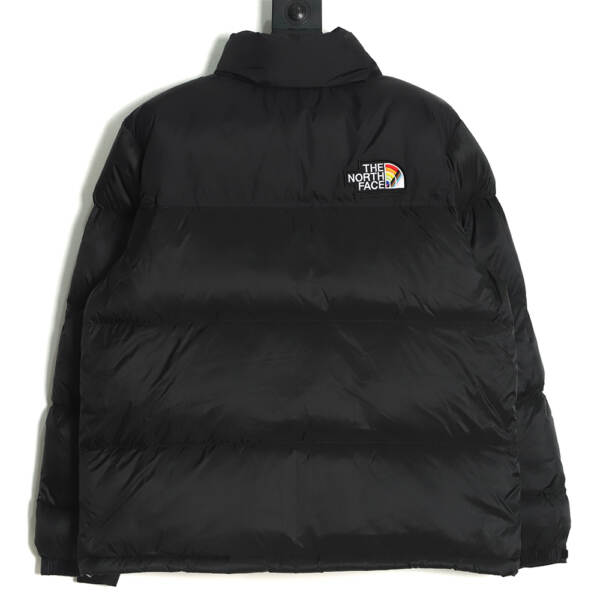 The North Face FW22 1996 复古 Nuptse Pride 夹克 700 Puff 彩虹标志刺绣立领拉链羽絨服 TSK1