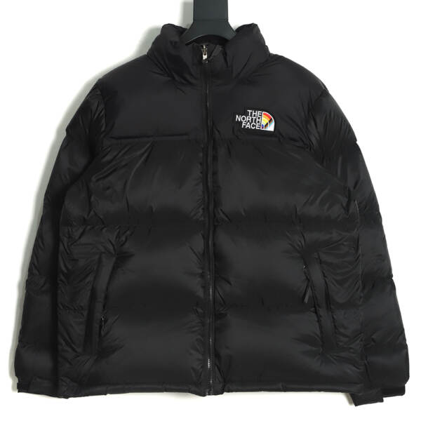 The North Face FW22 1996 复古 Nuptse Pride 夹克 700 Puff 彩虹标志刺绣立领拉链羽絨服 TSK1