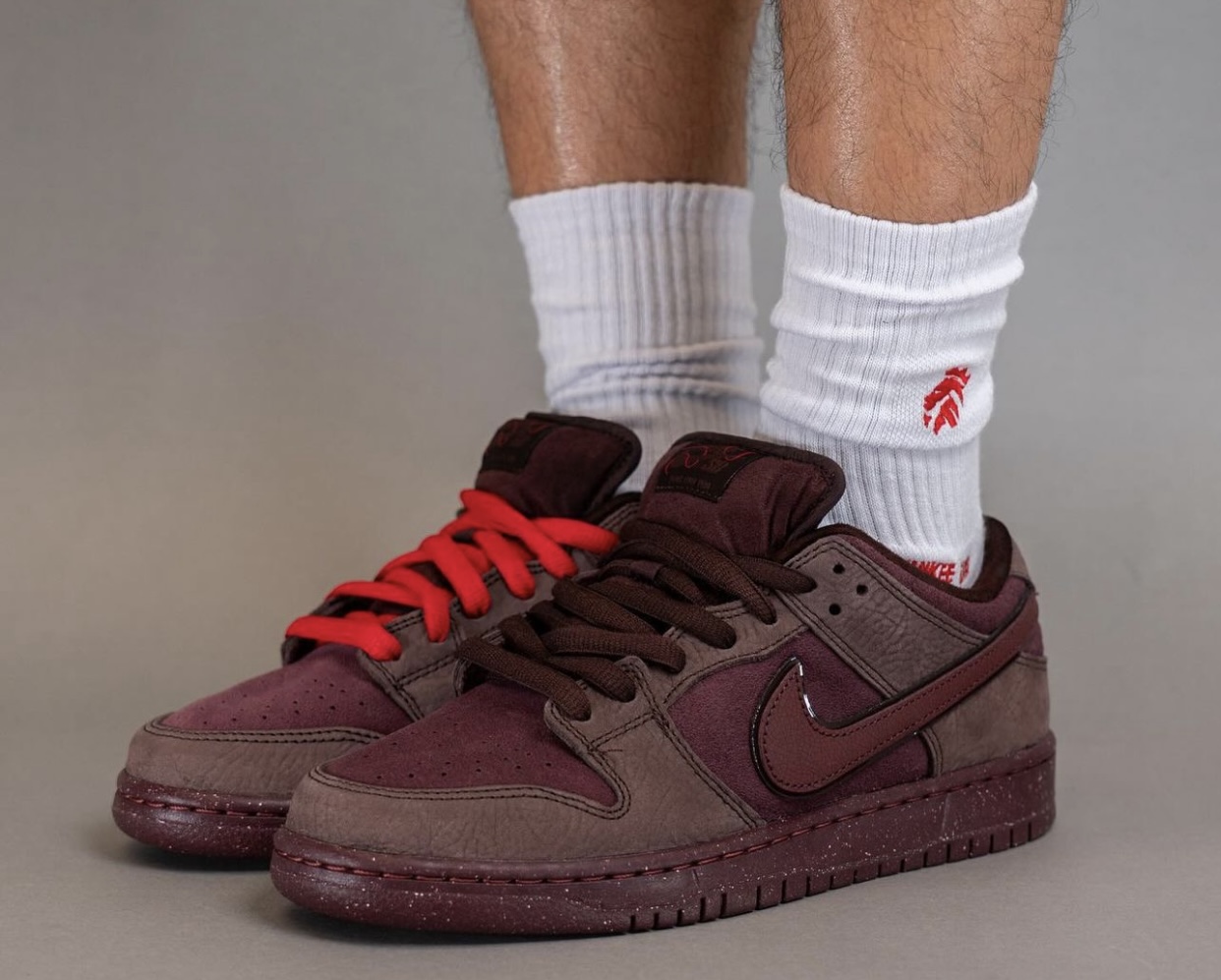 Nike SB Dunk Low - 2024年2月，Nike SB Dunk Low「情人節」登場