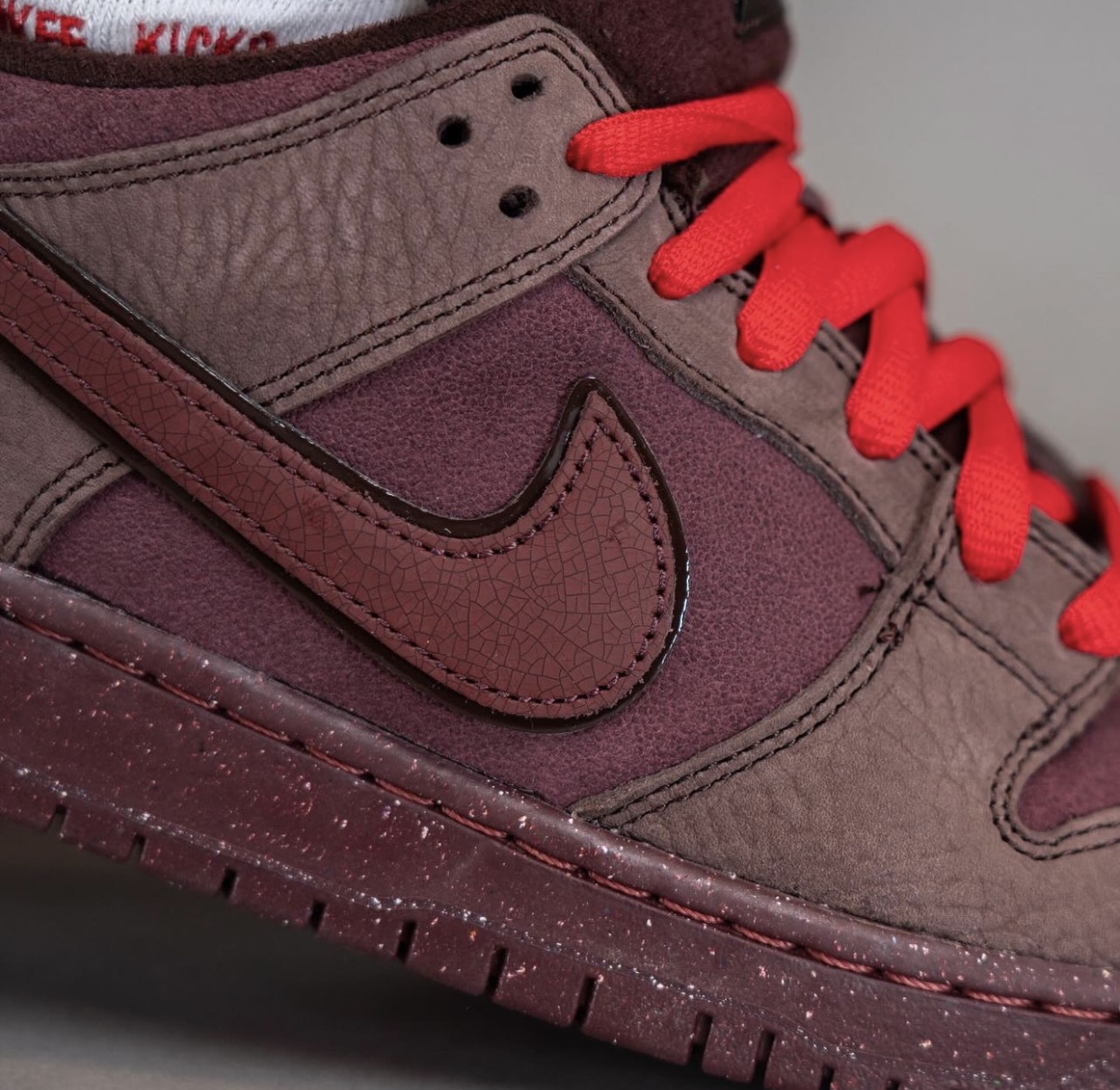 Nike SB Dunk Low - 2024年2月，Nike SB Dunk Low「情人節」登場